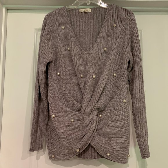 Simply Couture Sweaters - NWOT Simply Couture Twist Front Sweater